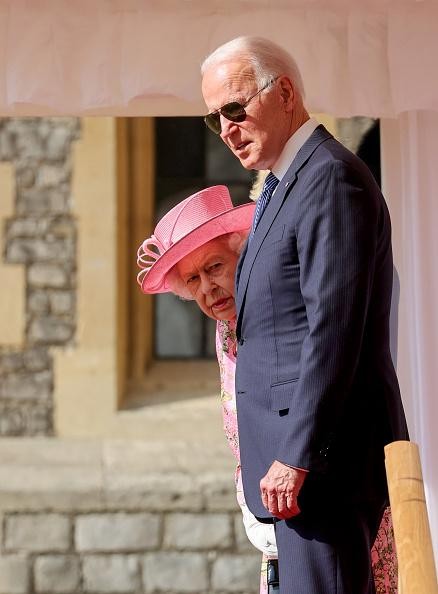 Joe Biden a încălcat protocolul regal. A purtat ochelari de soare la întâlnirea cu regina Elisabeta și a povestit ce au discutat în privat