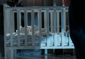 Mamă fără suflet: Și-a lăsat bebeluşul să moară de foame în pătuț. Femeia petrecea de patru zile