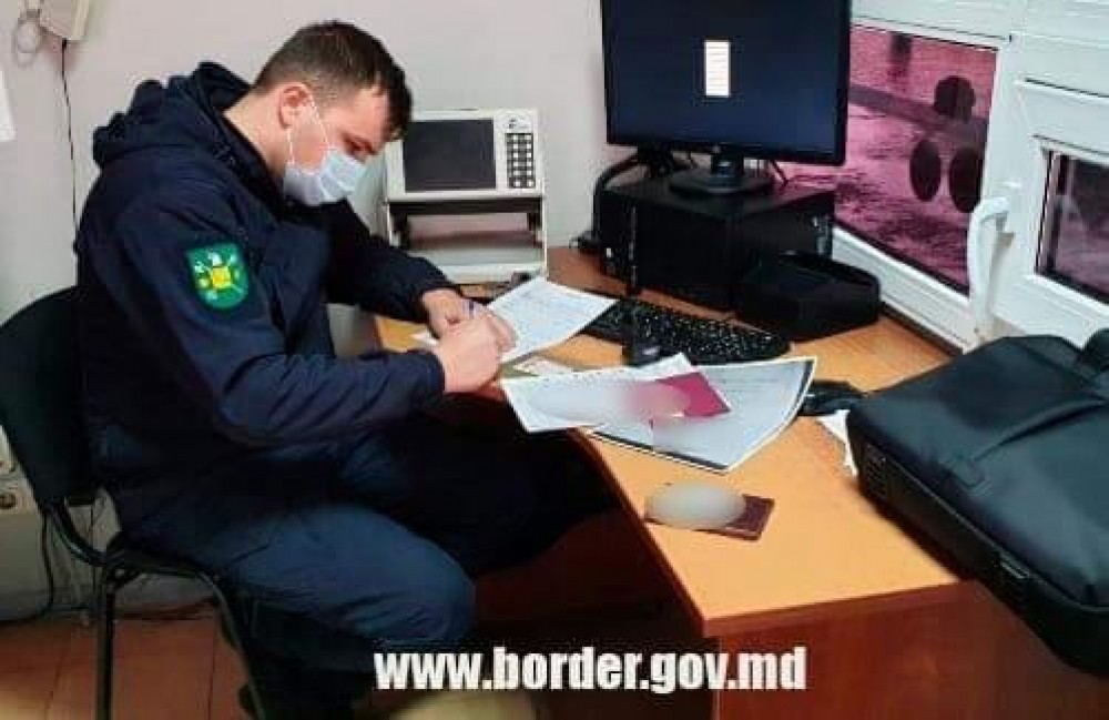 850 de dolari ar fi achitat un șofer pentru două asigurări neveridice