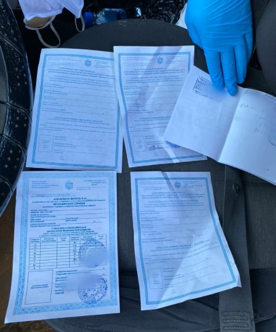 FOTO/VIDEO: Mai mulți angajați ai sistemului medical din Bălți și Fălești, suspectați de trafic de influență