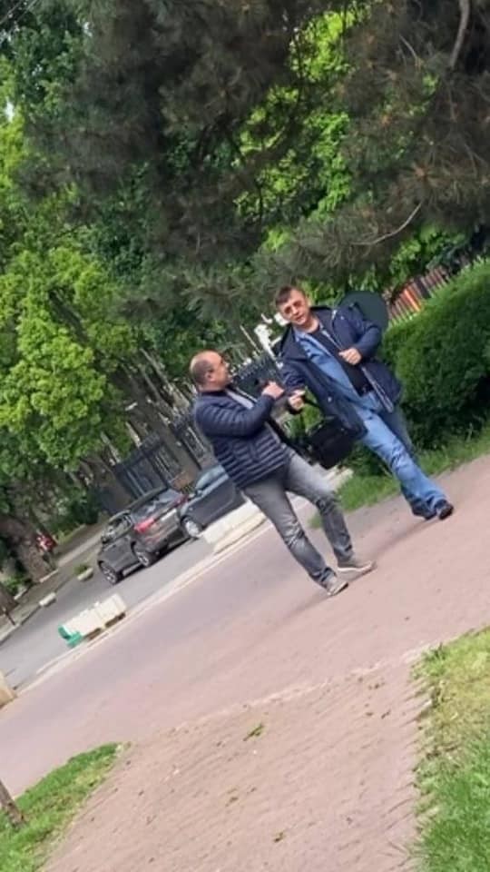 FOTO EXCLUSIV // Momentul în care avocatul lui Platon îi transmite o borsetă avocatului lui Dodon