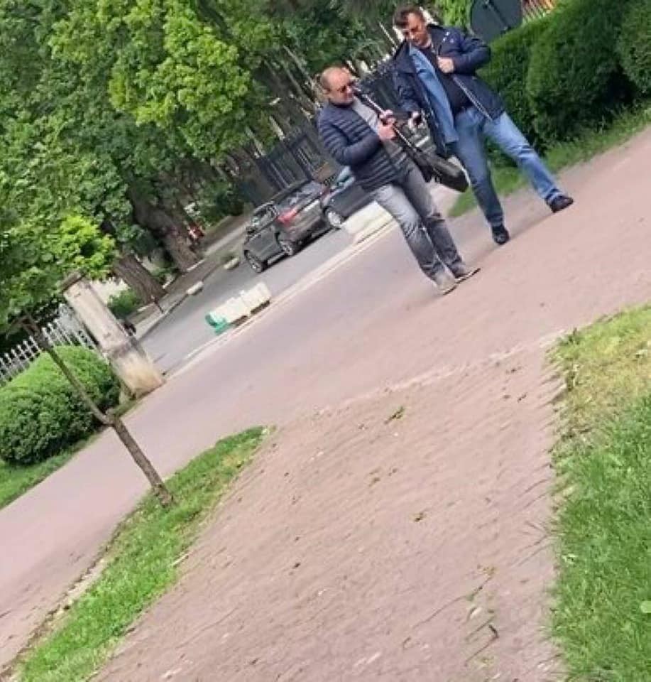 FOTO EXCLUSIV // Momentul în care avocatul lui Platon îi transmite o borsetă avocatului lui Dodon