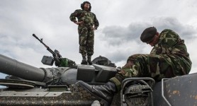 Rusia continuă să țină armata în apropiere de graniţa cu Ucraina