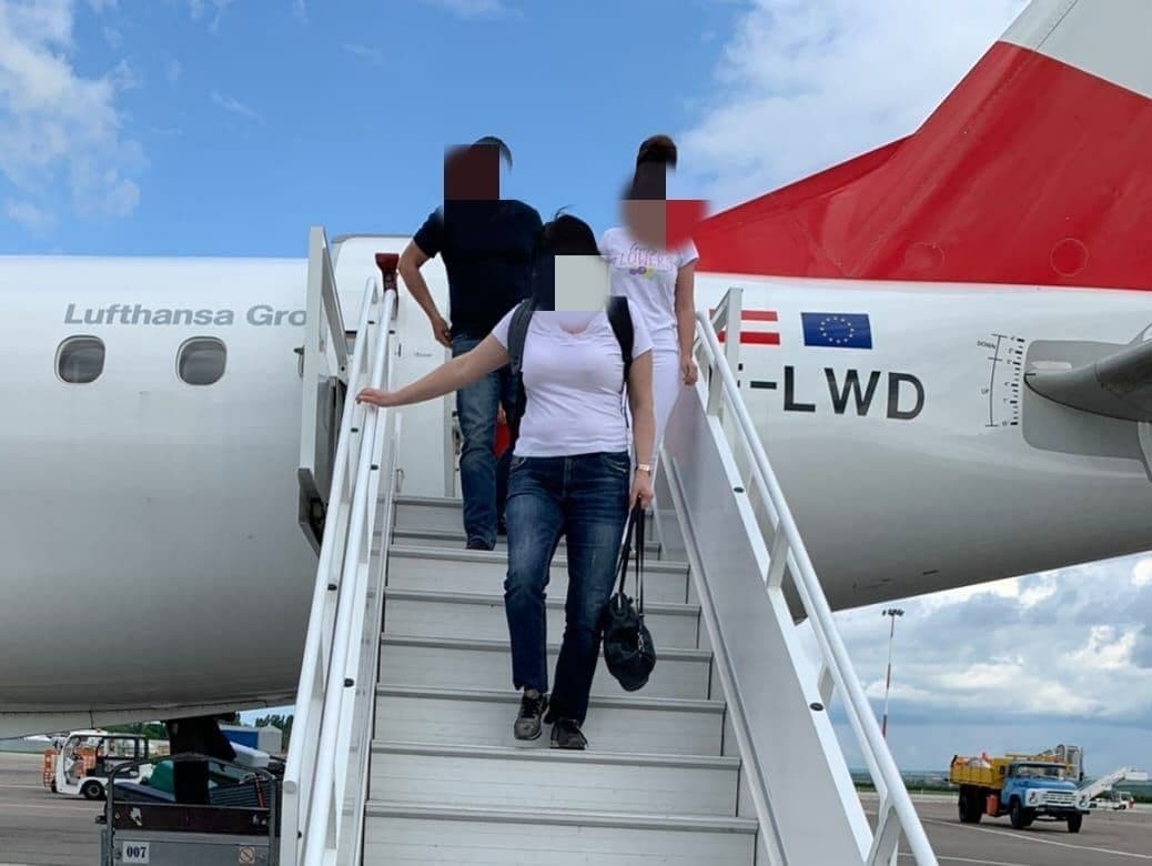 FOTO // O moldoveancă căutată pentru trafic de droguri, extrădată din Austria