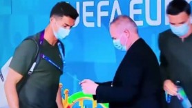 Cristiano Ronaldo a fost oprit și legitimat de un agent de securitate la intrarea pe stadionul din Budapesta
