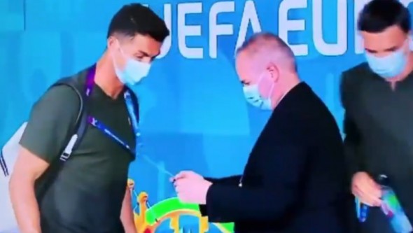 Cristiano Ronaldo a fost oprit și legitimat de un agent de securitate la intrarea pe stadionul din Budapesta