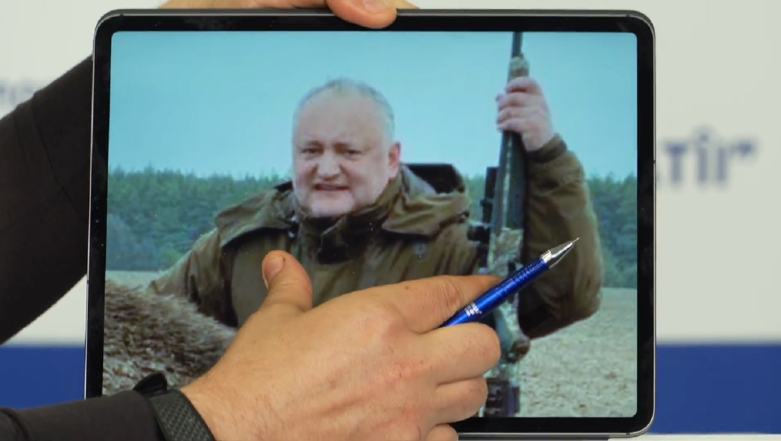 FOTO/VIDEO: Dodon s-a fotografiat alături de un zimbru mort, simbolul național al RM: „Oleacă snaiper”