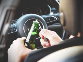Un șofer beat criță a provocat un accident la Strășeni. Două persoane au ajuns la spital