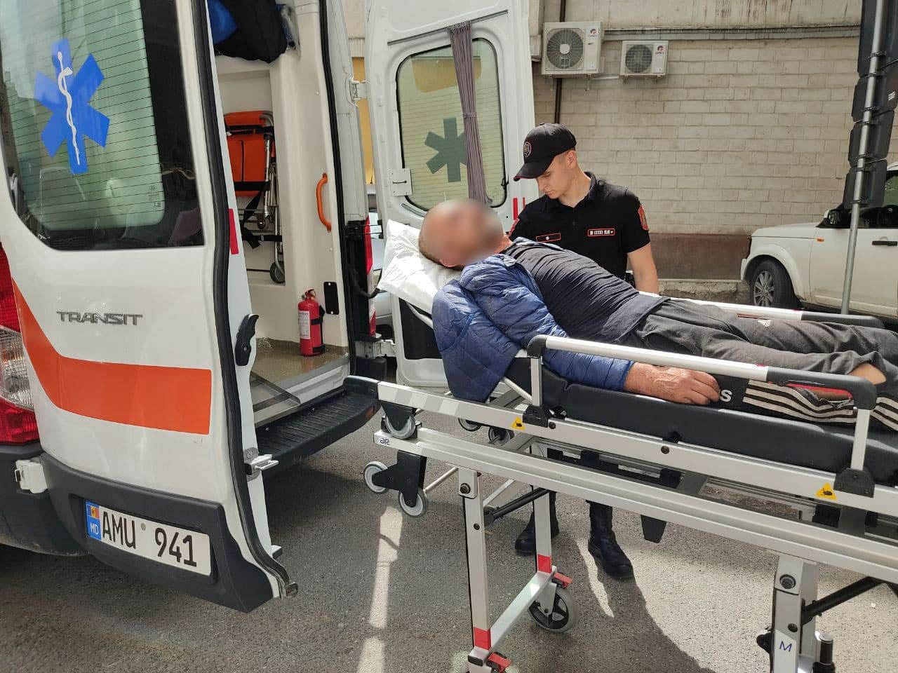 FOTO // Un bărbat a fost găsit inconștient și însângertat pe o stradă din Chișinău