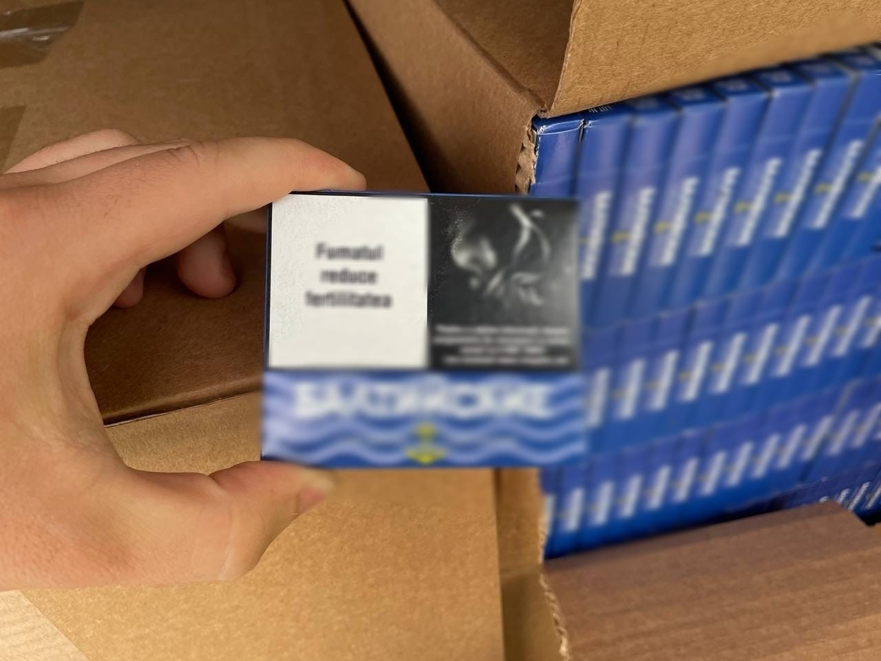 FOTO // Un șofer a fost prins cu 3740 de pachete de țigări în mașină