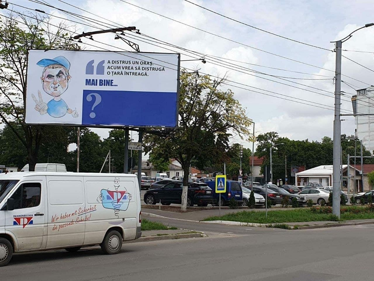 FOTO // Usatîi protagonistul unor caricaturi afișate pe panourile din Chișinău: „A distrus un oraș. Acum vrea să distrugă o țară întreagă”