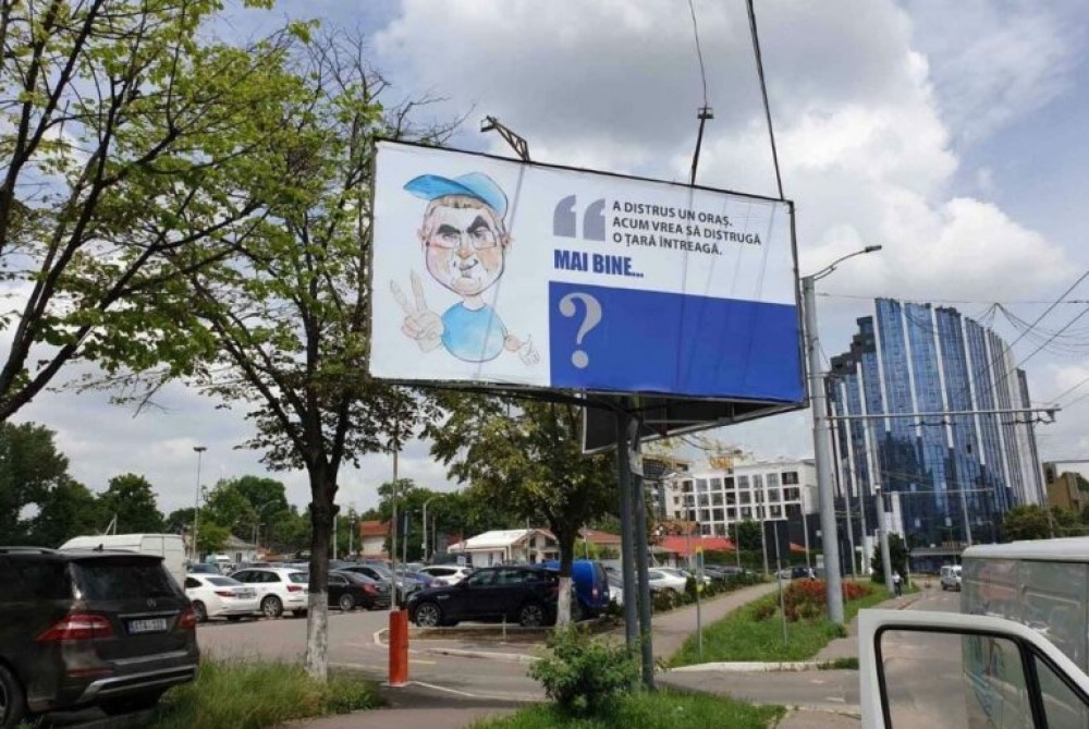 FOTO // Usatîi protagonistul unor caricaturi afișate pe panourile din Chișinău: „A distrus un oraș. Acum vrea să distrugă o țară întreagă”