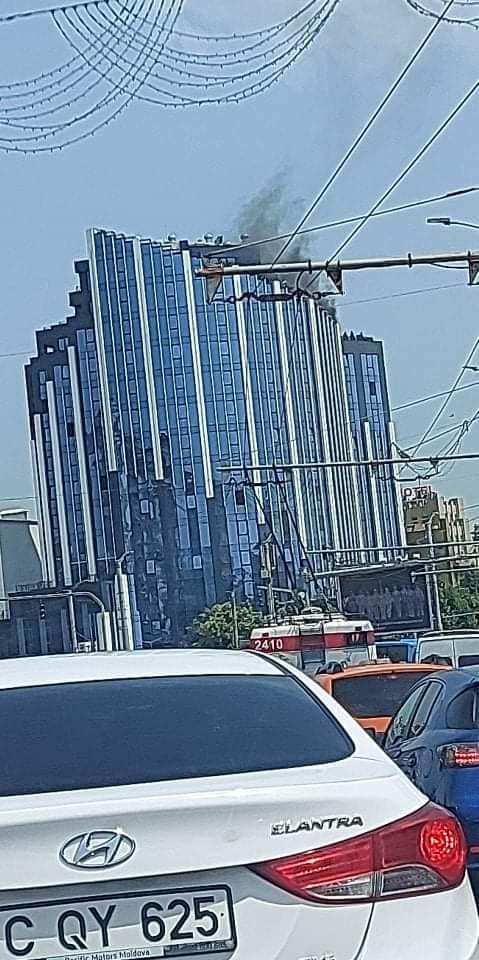 Ultima Oră // FOTO: Incendiu în centrul Capitalei. Arde un bloc de locuit