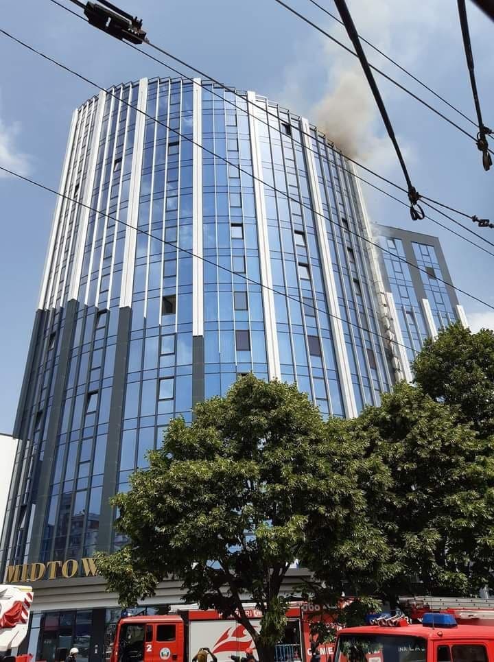 Ultima Oră // FOTO: Incendiu în centrul Capitalei. Arde un bloc de locuit