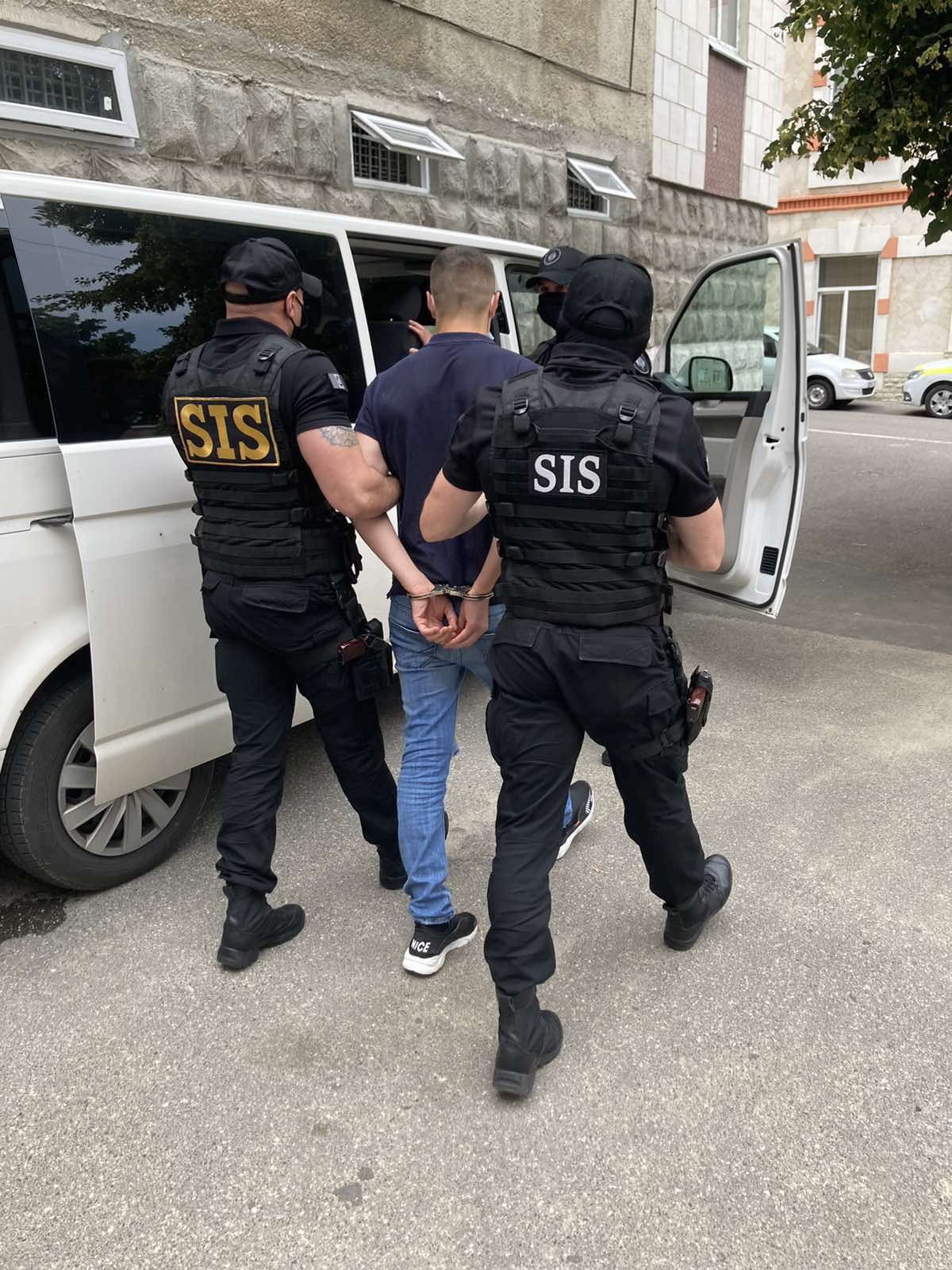FOTO/VIDEO: Trafic de arme și utilaj pentru furt de automobile. SIS și SPIA au reținut șase persoane, printre care un angajat MAI