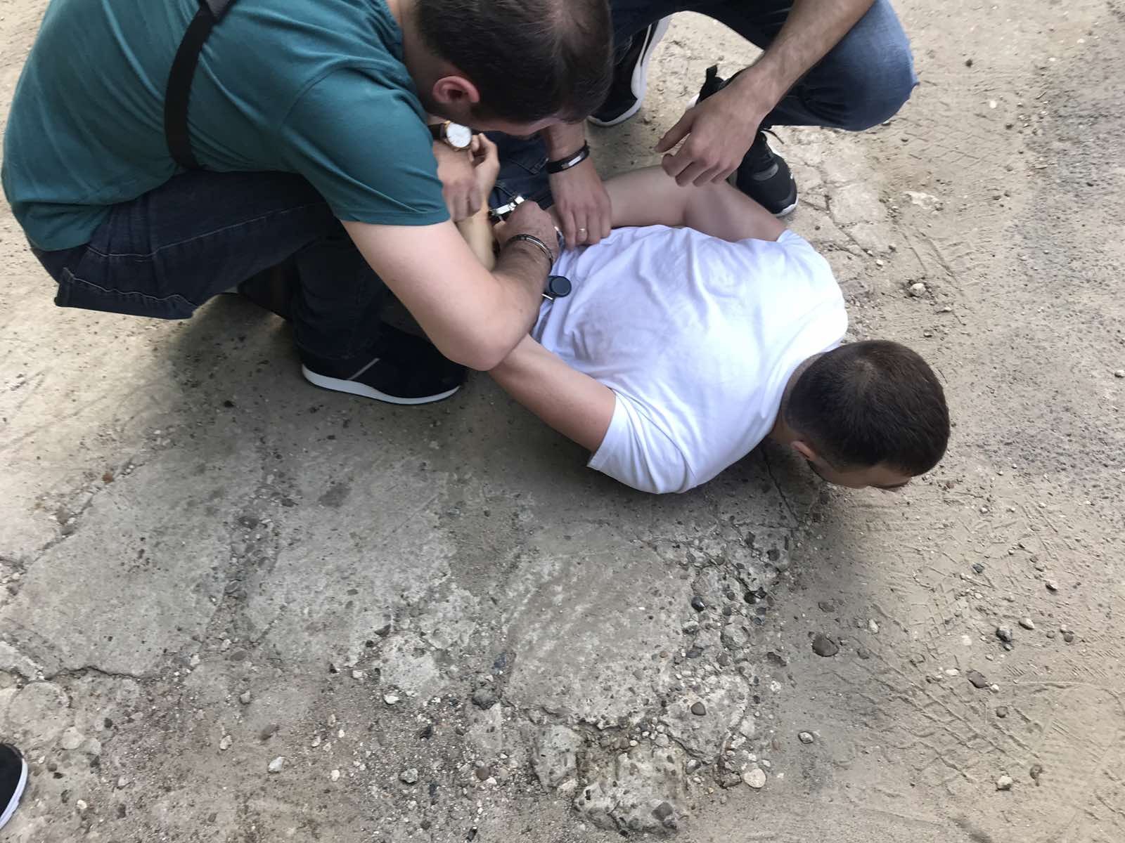 FOTO/VIDEO: Trafic de arme și utilaj pentru furt de automobile. SIS și SPIA au reținut șase persoane, printre care un angajat MAI