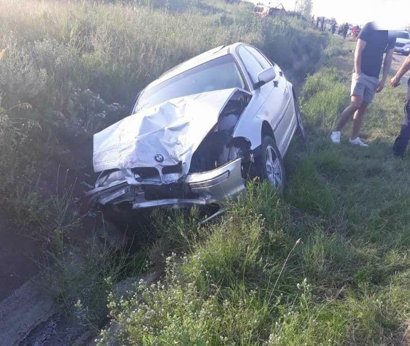 FOTO // Accident TERIBIL la Ialoveni. Un copil de 5 ani a decedat după ce un BMW a tamponat un Volkswagen