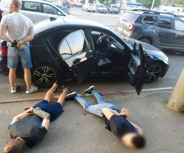 FOTO/VIDEO: Trafic de arme și utilaj pentru furt de automobile. SIS și SPIA au reținut șase persoane, printre care un angajat MAI