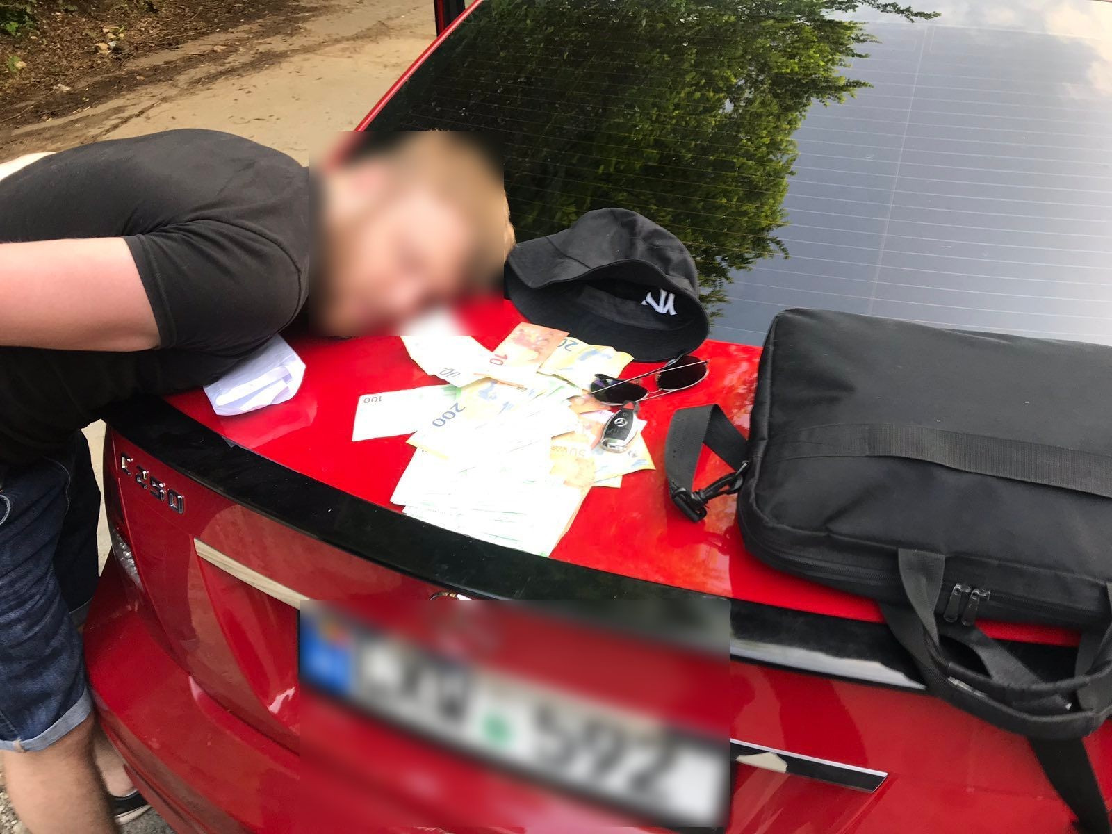 FOTO/VIDEO: Trafic de arme și utilaj pentru furt de automobile. SIS și SPIA au reținut șase persoane, printre care un angajat MAI