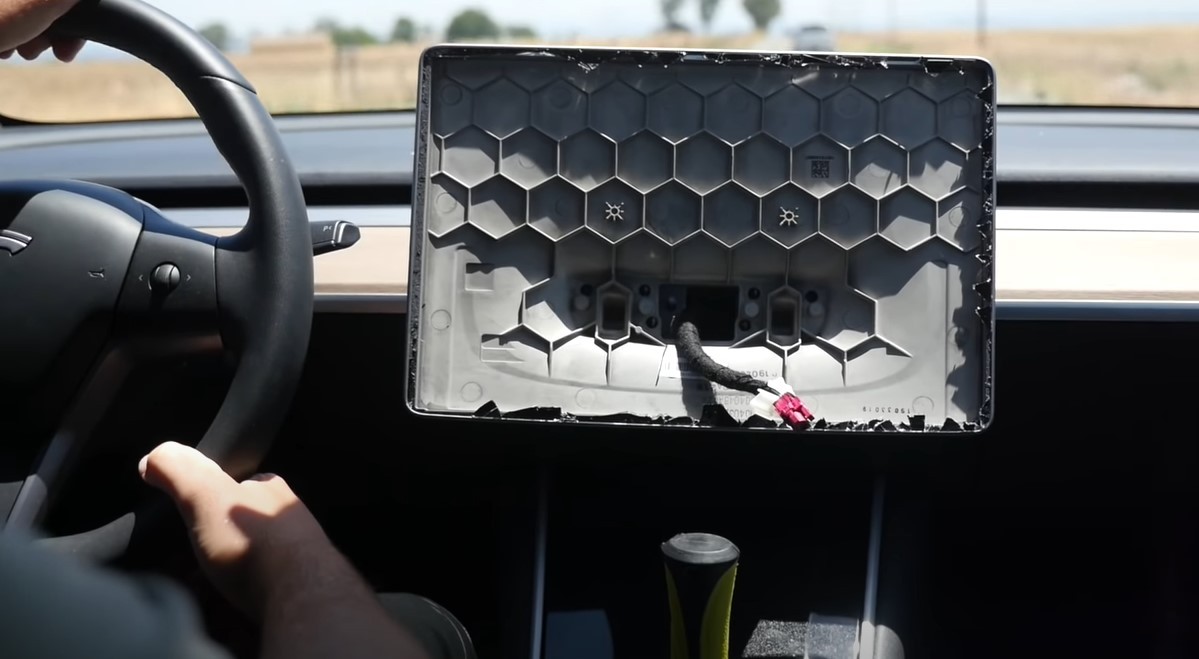 VIDEO // Ce se întâmplă dacă spargi display-ul unei Tesla în timp ce mașina merge