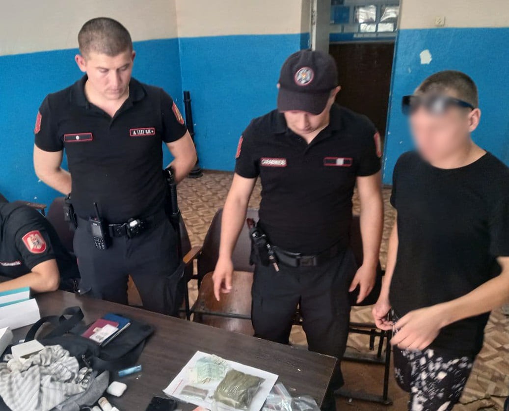 FOTO // Doi tineri au fost prinși cu droguri la Buiucani