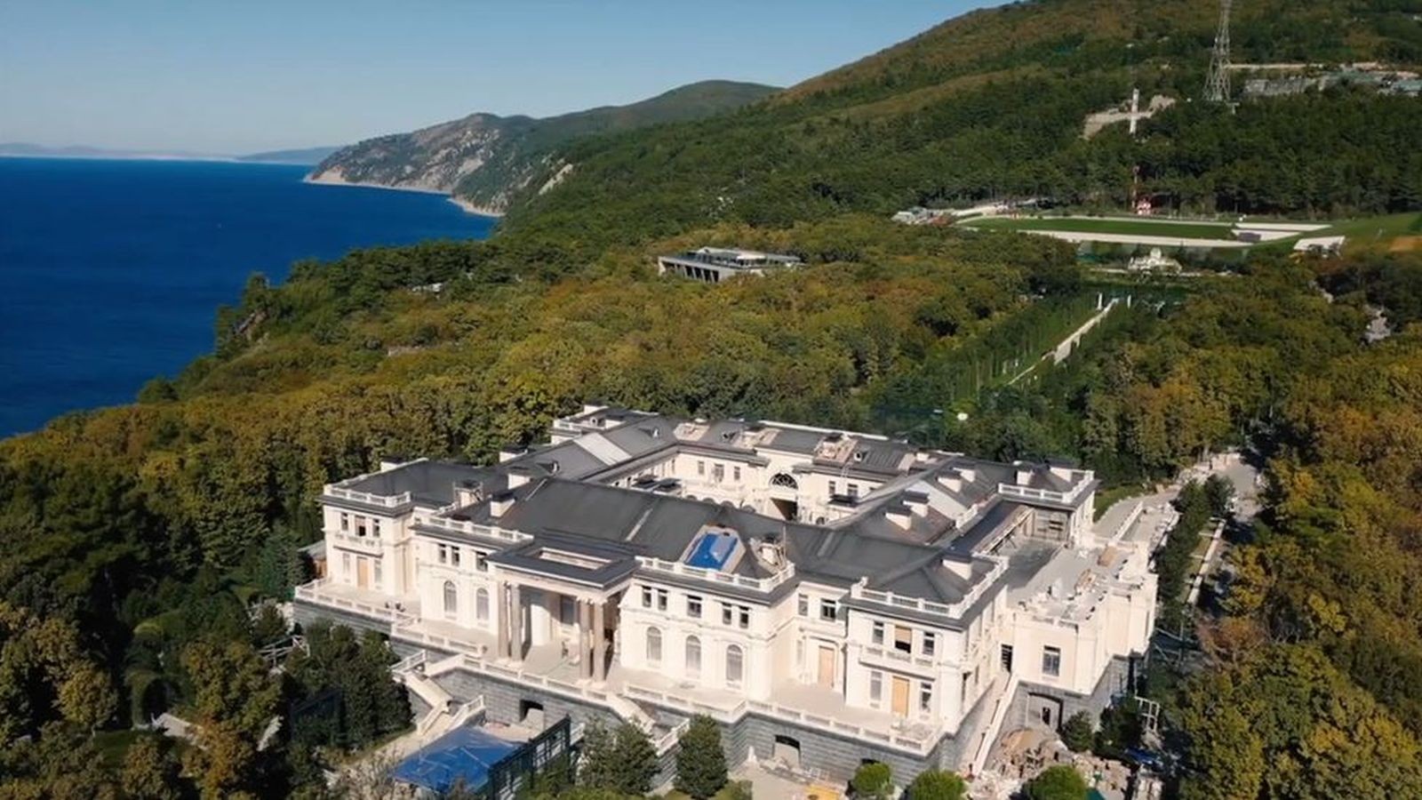 Averea lui Putin. Salariul este modest pe lângă averea lui fabuloasă. Din ce face, de fapt, banii