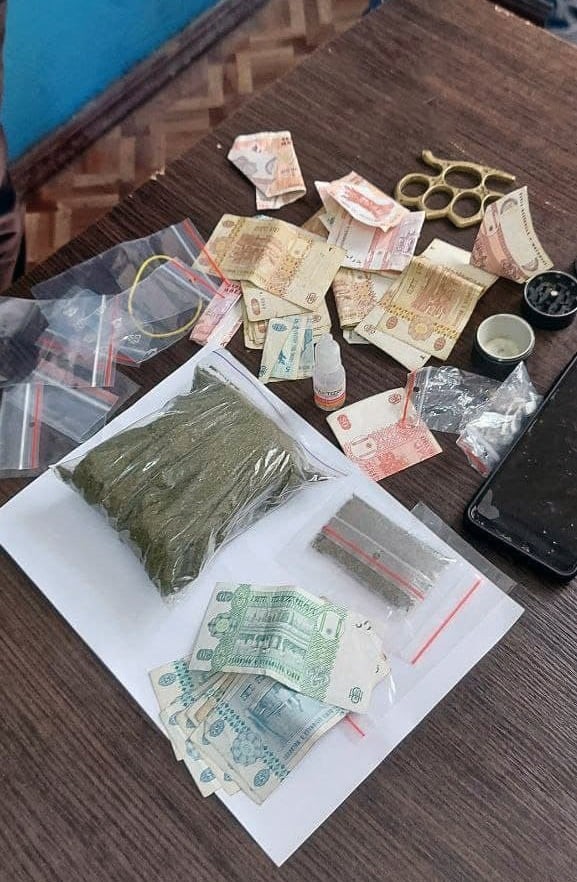 FOTO // Doi tineri au fost prinși cu droguri la Buiucani