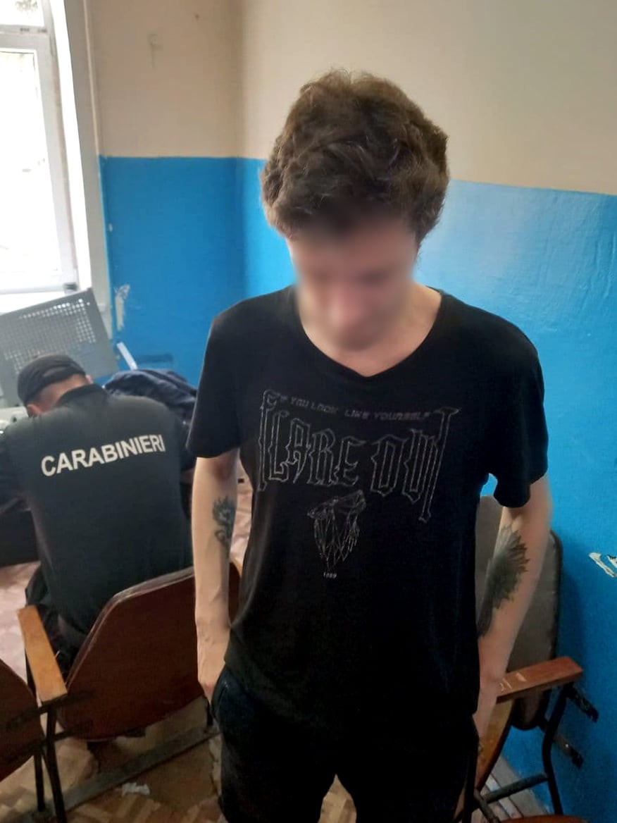 FOTO // Doi tineri au fost prinși cu droguri la Buiucani