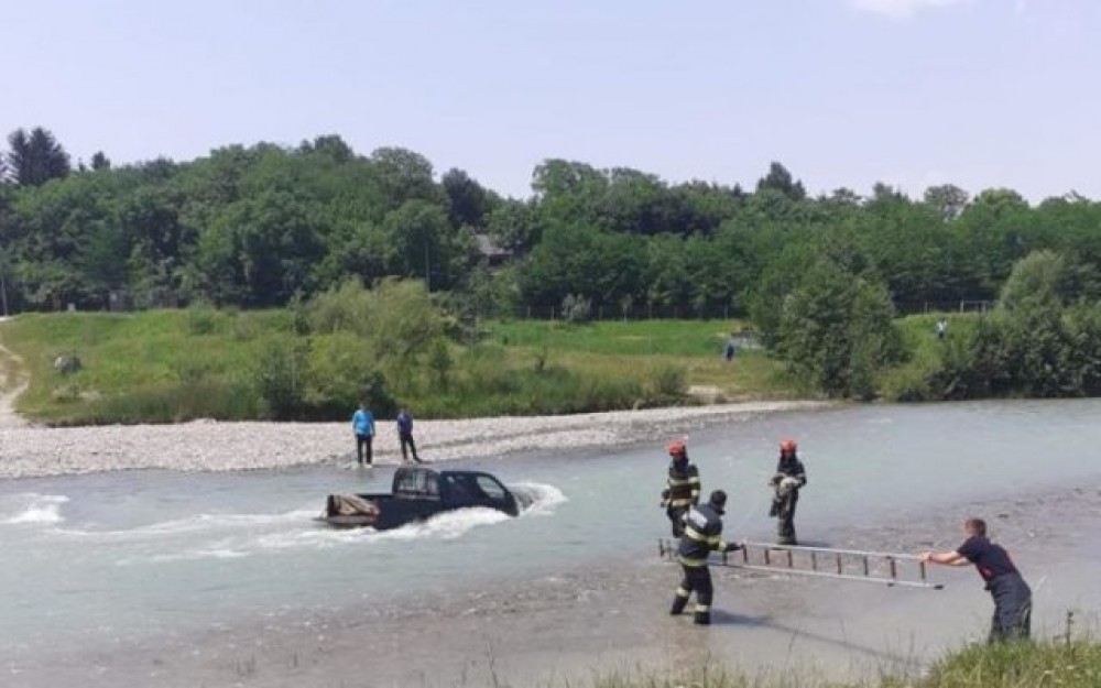 S-au dus cu mașina la râu să o spele, dar automobilul a fost luat de apă