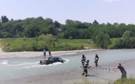S-au dus cu mașina la râu să o spele, dar automobilul a fost luat de apă
