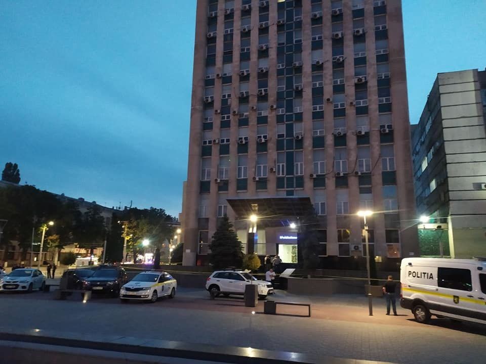 S-a îmbătat și a sunat la 112 spunând că în clădirea MOLDTELECOM se află o bombă. Ce sancțiune riscă
