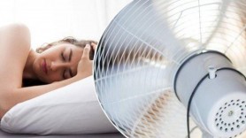 Dormi cu ventilatorul pornit? O idee bună, cu condiția să respecți anumite reguli
