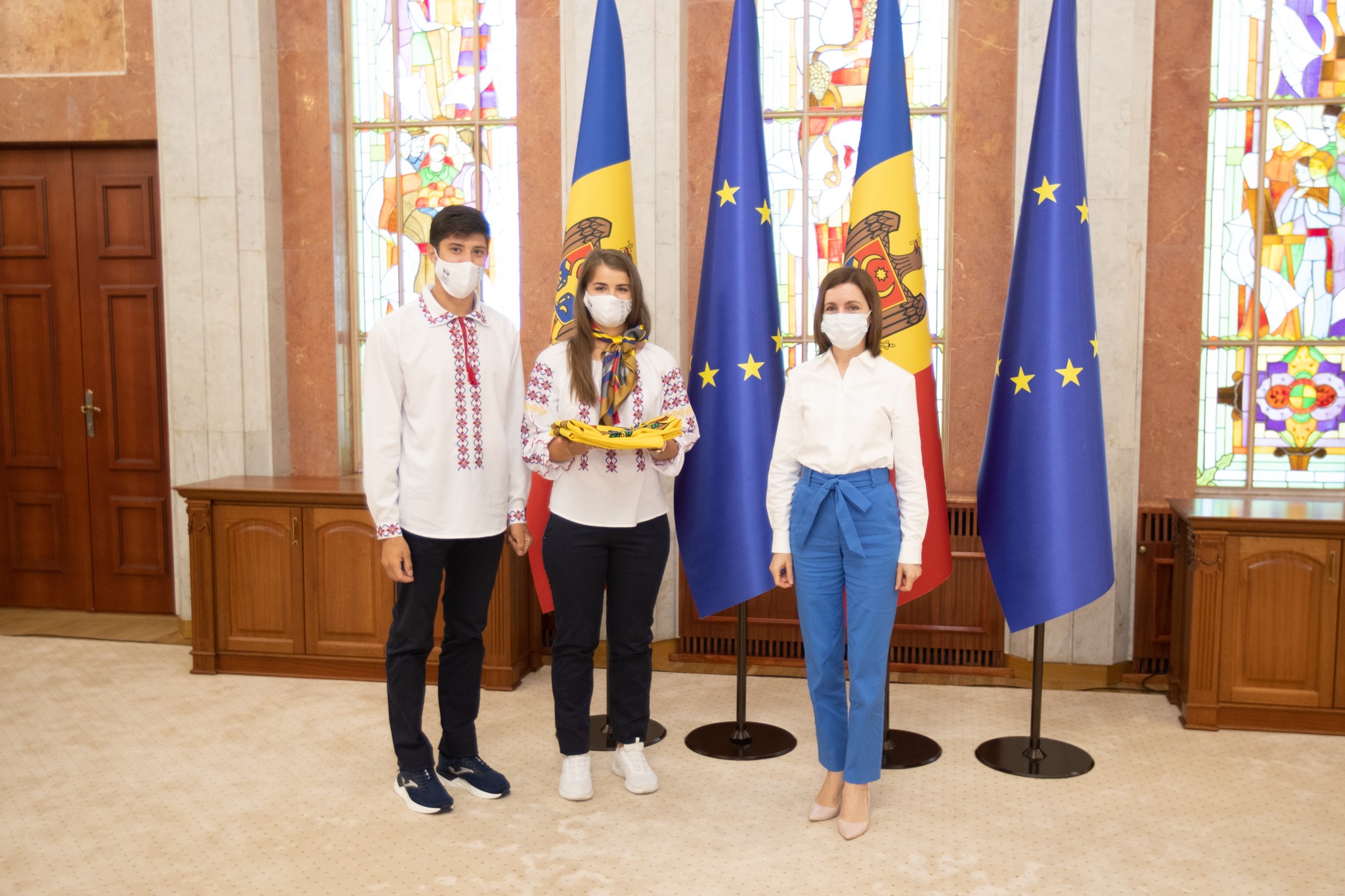 FOTO // Maia Sandu a înmânat Drapelul Republicii Moldova sportivilor moldoveni care vor participa la Jocurile Olimpice de la Tokyo