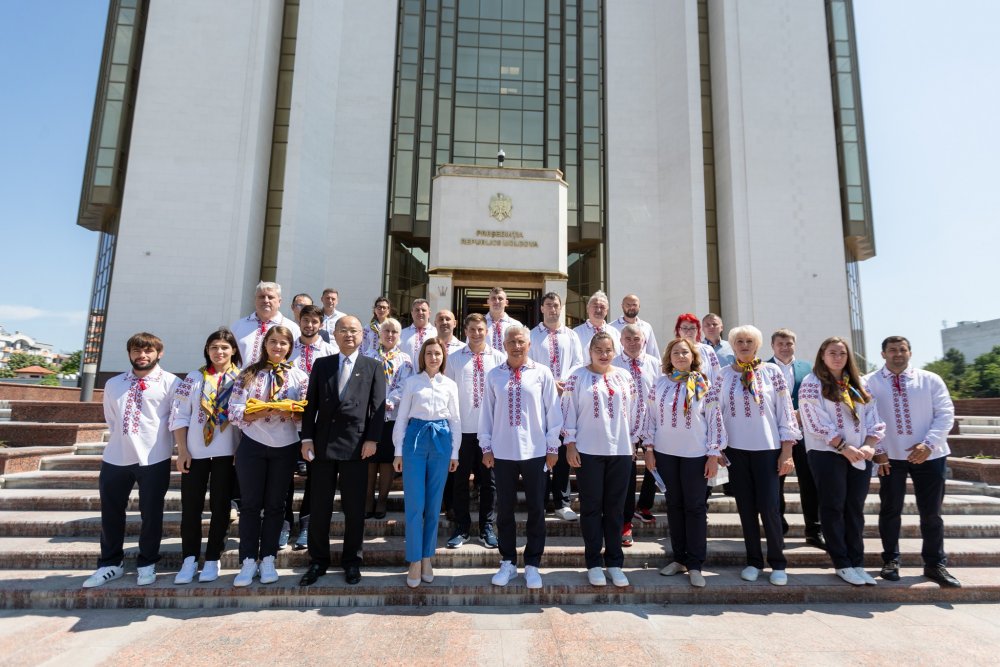 FOTO // Maia Sandu a înmânat Drapelul Republicii Moldova sportivilor moldoveni care vor participa la Jocurile Olimpice de la Tokyo