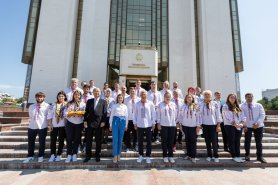 FOTO // Maia Sandu a înmânat Drapelul Republicii Moldova sportivilor moldoveni care vor participa la Jocurile Olimpice de la Tokyo