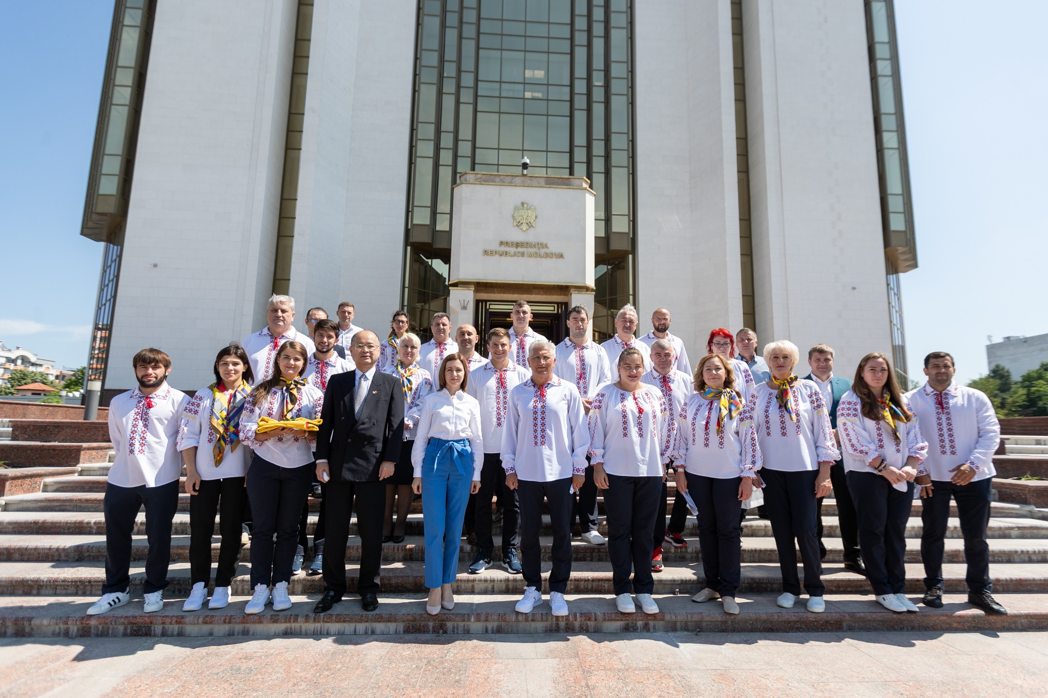FOTO // Maia Sandu a înmânat Drapelul Republicii Moldova sportivilor moldoveni care vor participa la Jocurile Olimpice de la Tokyo