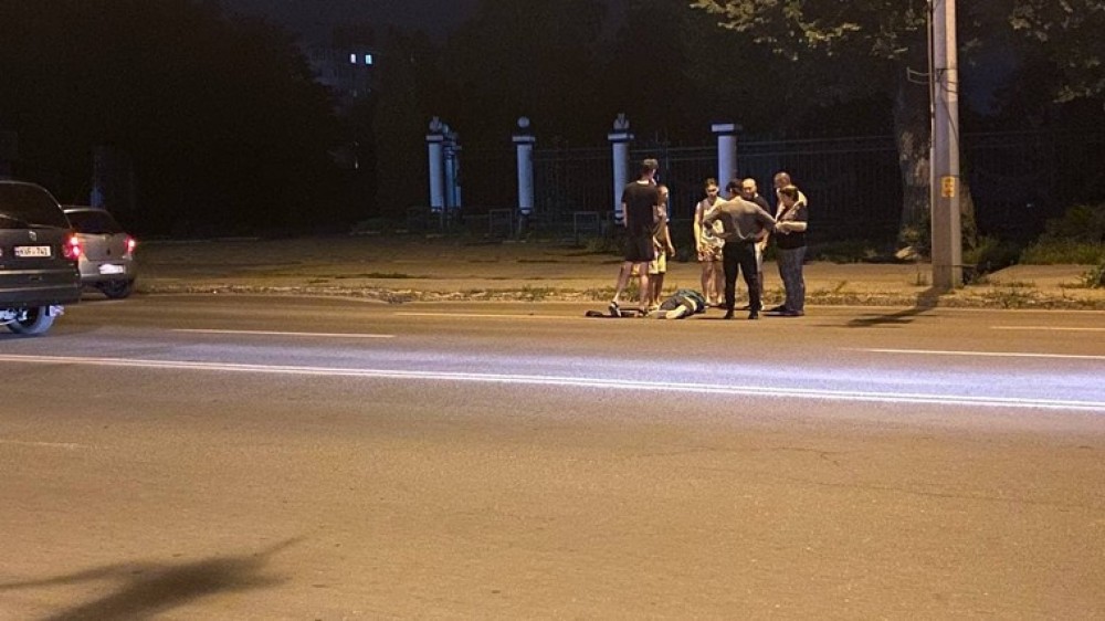 FOTO/VIDEO: Un pieton a fost lovit de un automobil în Chișinău. Mortorii spun că ar fi fost beat