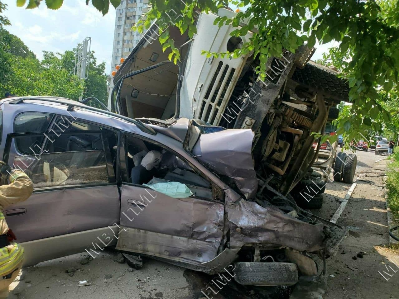 FOTO/VIDEO +18: Accident TERIBIL la Bender. Un șofer a murit după ce mașina sa a fost strivită de un Kamaz