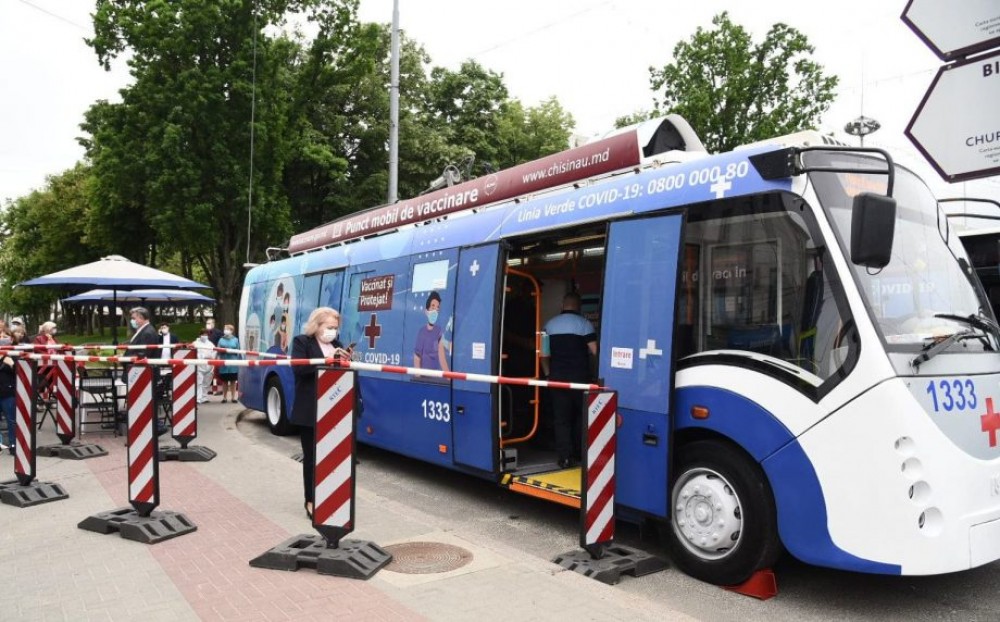 Amplasarea punctelor mobile pentru vaccinarea antiCOVID-19, un troleibuz și un autobuz: 29 iunie 2021