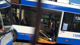 FOTO // Unui troleibuz din Capitală i-au căzut ușile din mers. Imagini surprinse de internauți