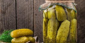Rețetă inedită de castraveți murați. De ce să pui vara castraveții la murat