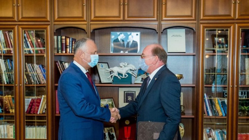 Igor Dodon l-a acuzat pe ambasadorul SUA că se amestecă în alegeri, apoi s-a dus să se întâlnească cu ambasadorul Rusiei