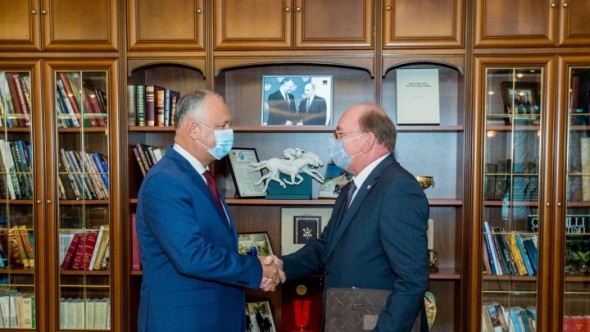 Igor Dodon l-a acuzat pe ambasadorul SUA că se amestecă în alegeri, apoi s-a dus să se întâlnească cu ambasadorul Rusiei