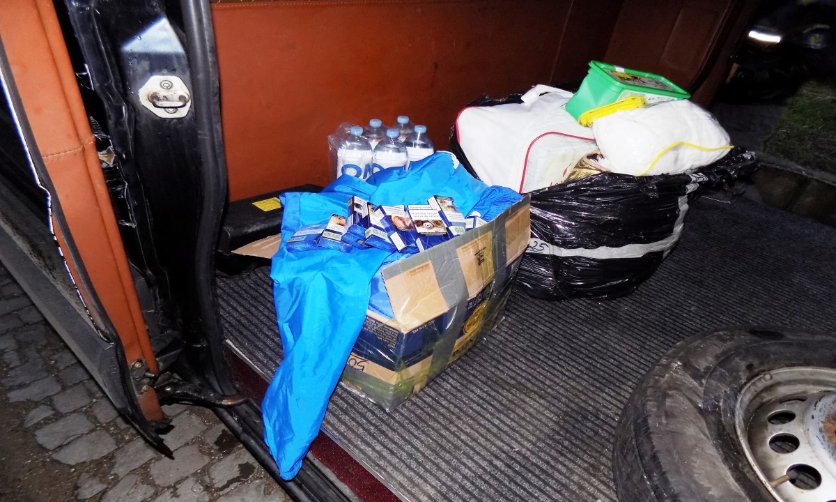 FOTO // Țigări, ascunse în cutii cu bomboane, și băuturi alcoolice din Moldova, reținute în România