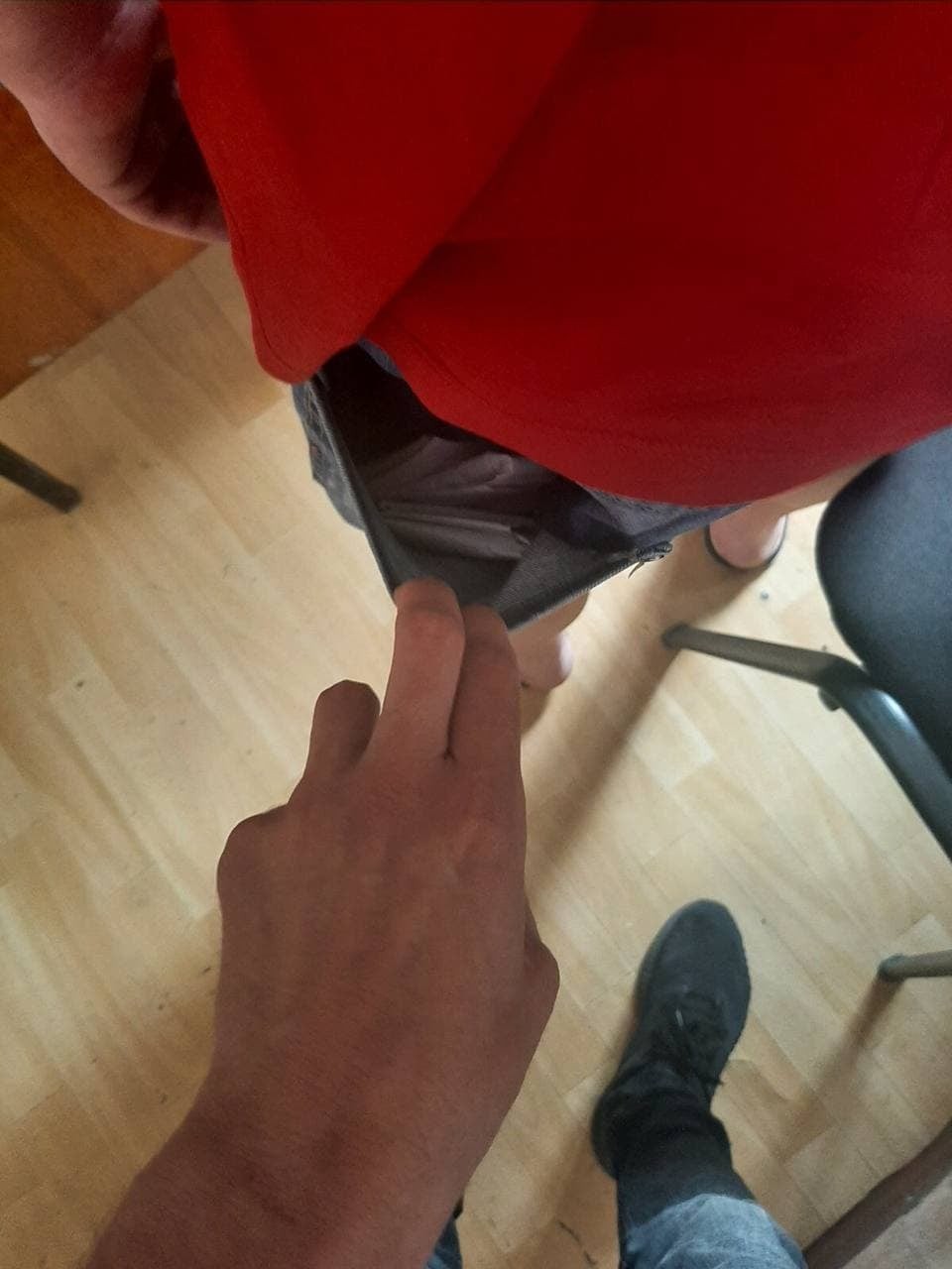 FOTO // Un bărbat din Fălești a fost prins cu 8 pachete de cânepă în buzunar