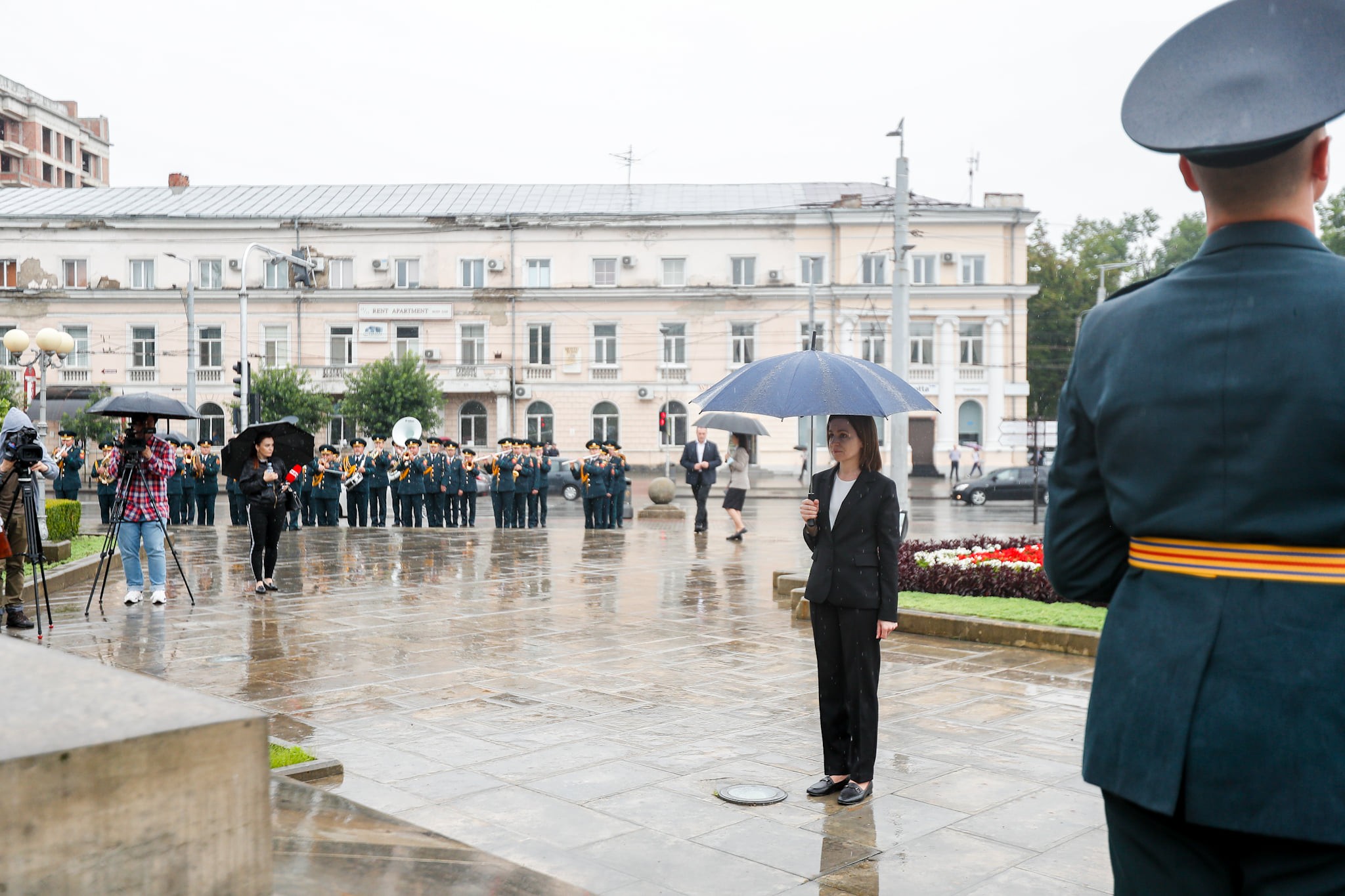 FOTO // Maia Sandu a depus flori la monumentul lui Ștefan cel Mare și Sfânt