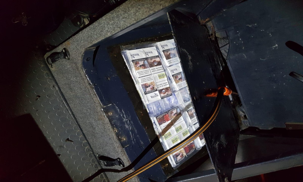 FOTO // Țigări, ascunse în cutii cu bomboane, și băuturi alcoolice din Moldova, reținute în România