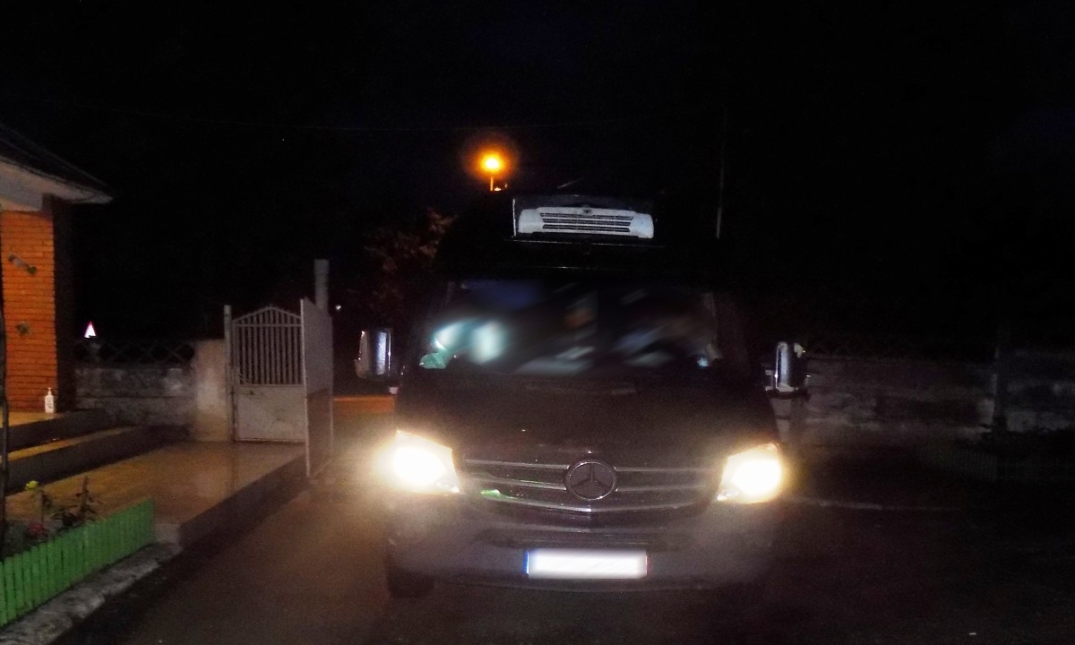 FOTO // Țigări, ascunse în cutii cu bomboane, și băuturi alcoolice din Moldova, reținute în România