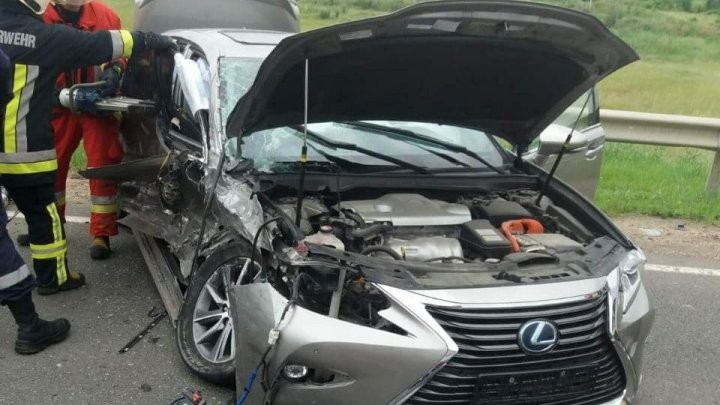 FOTO // Accident GRAV la Orhei. Un Lexus transformat într-un morman de fier, iar şoferul a rămas blocat în mașină