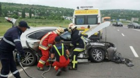 FOTO // Accident GRAV la Orhei. Un Lexus transformat într-un morman de fier, iar şoferul a rămas blocat în mașină